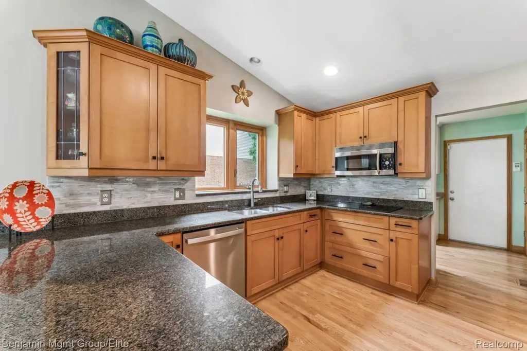 2072 Cumberland Road Rochester Hills City MI 48307
