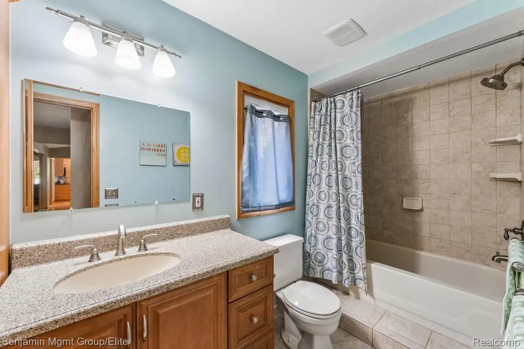 2072 Cumberland Road Rochester Hills City MI 48307
