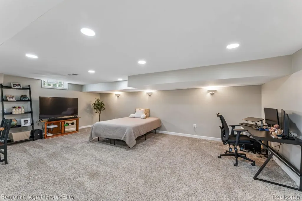 2072 Cumberland Road Rochester Hills City MI 48307