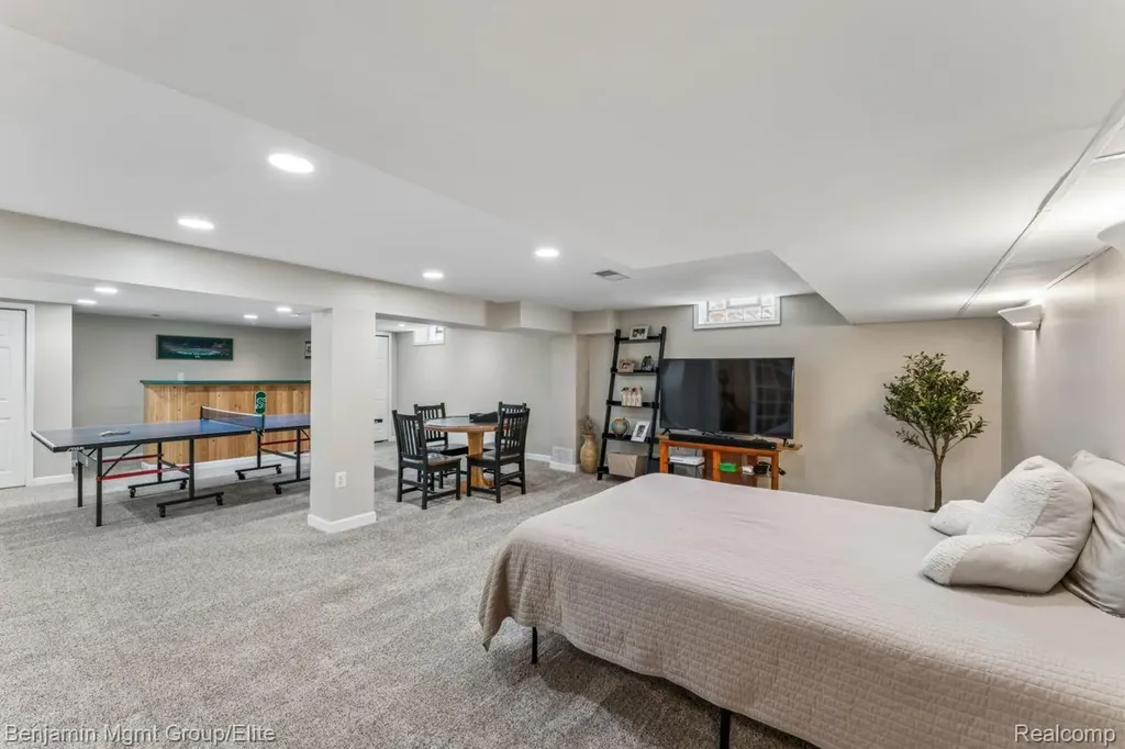 2072 Cumberland Road Rochester Hills City MI 48307
