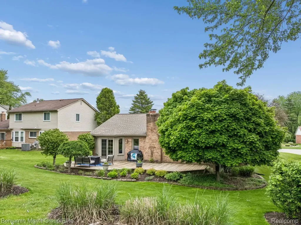 2072 Cumberland Road Rochester Hills City MI 48307