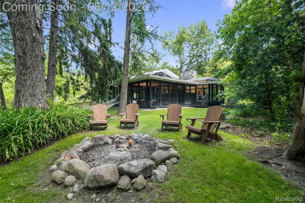 3954 N Ellamae Road Oakland Charter Township MI 48363
