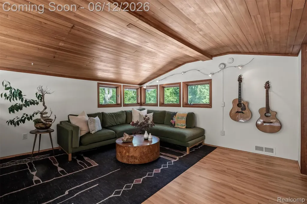 3954 N Ellamae Road Oakland Charter Township MI 48363