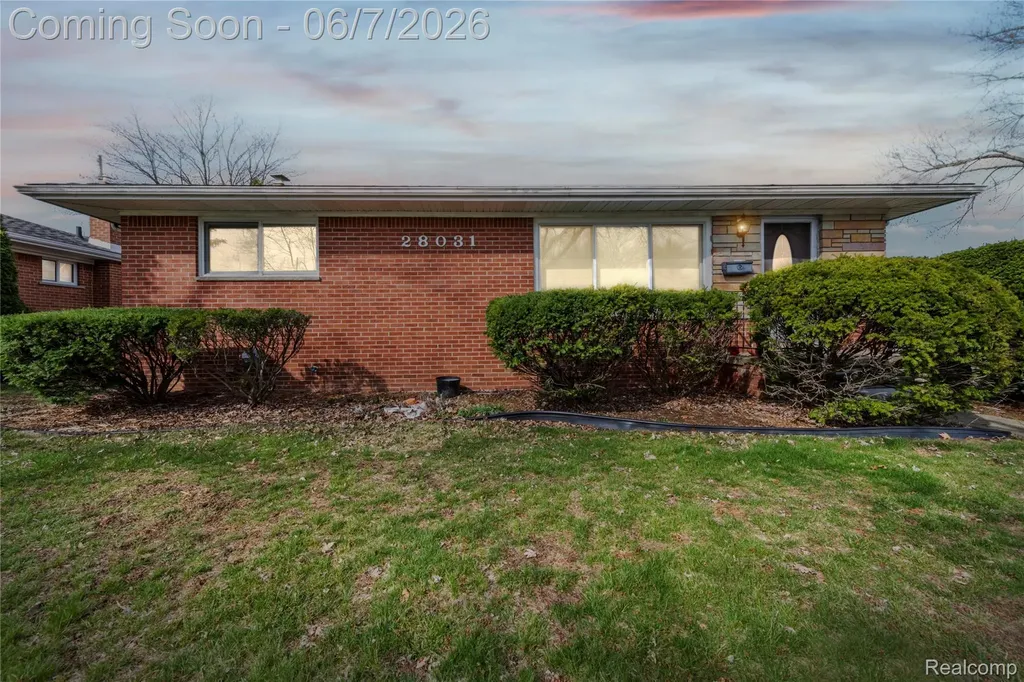 28031 Lorraine Avenue Warren City MI 48093