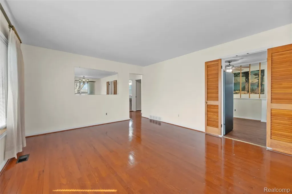 28031 Lorraine Avenue Warren City MI 48093