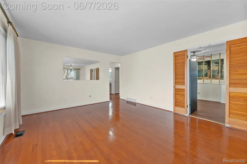 28031 Lorraine Avenue Warren City MI 48093