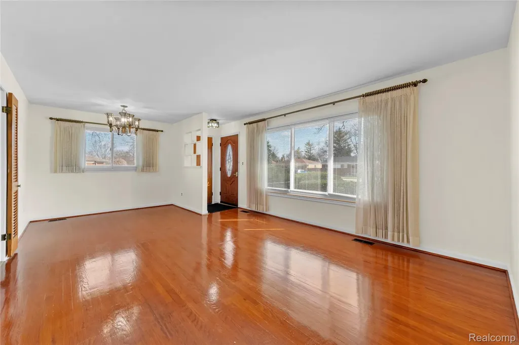28031 Lorraine Avenue Warren City MI 48093