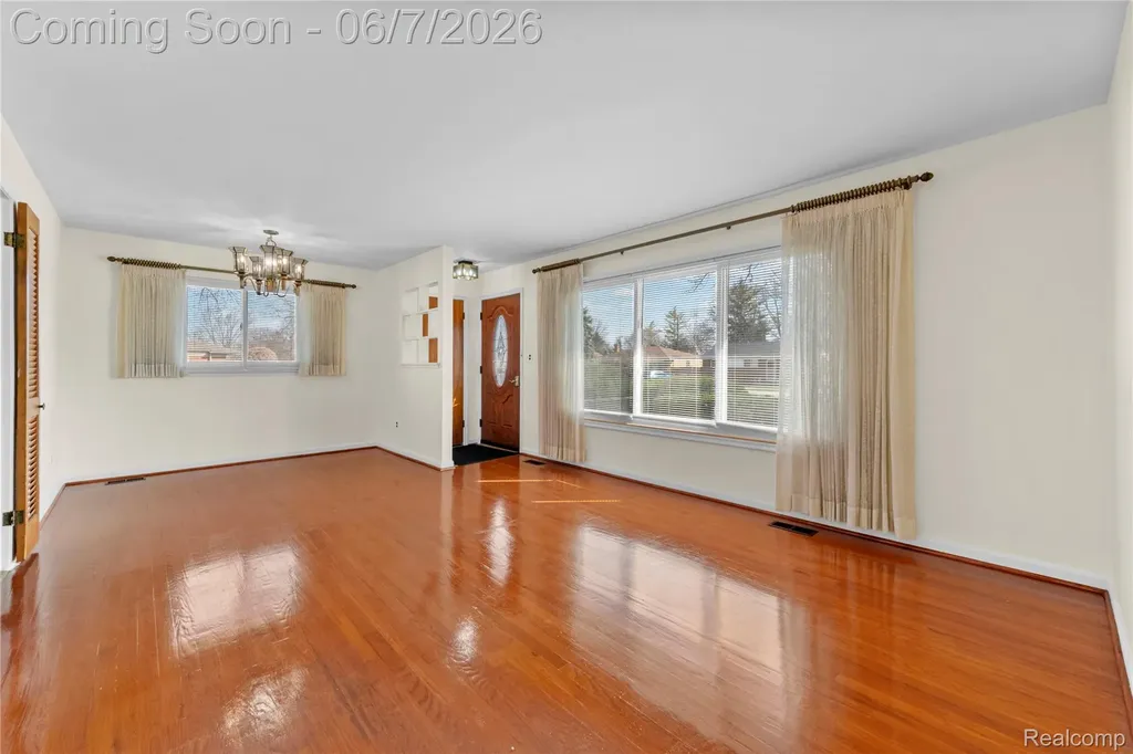 28031 Lorraine Avenue Warren City MI 48093