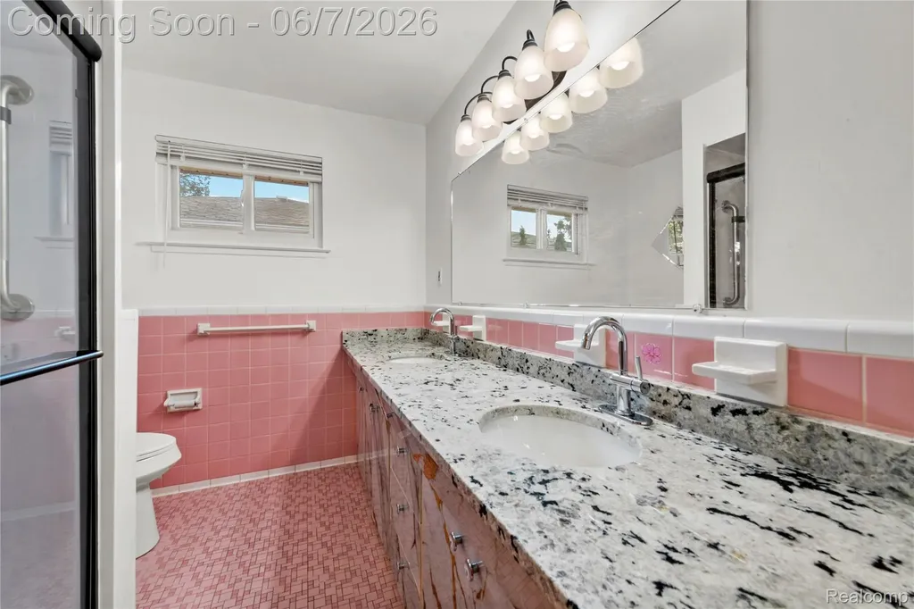 28031 Lorraine Avenue Warren City MI 48093