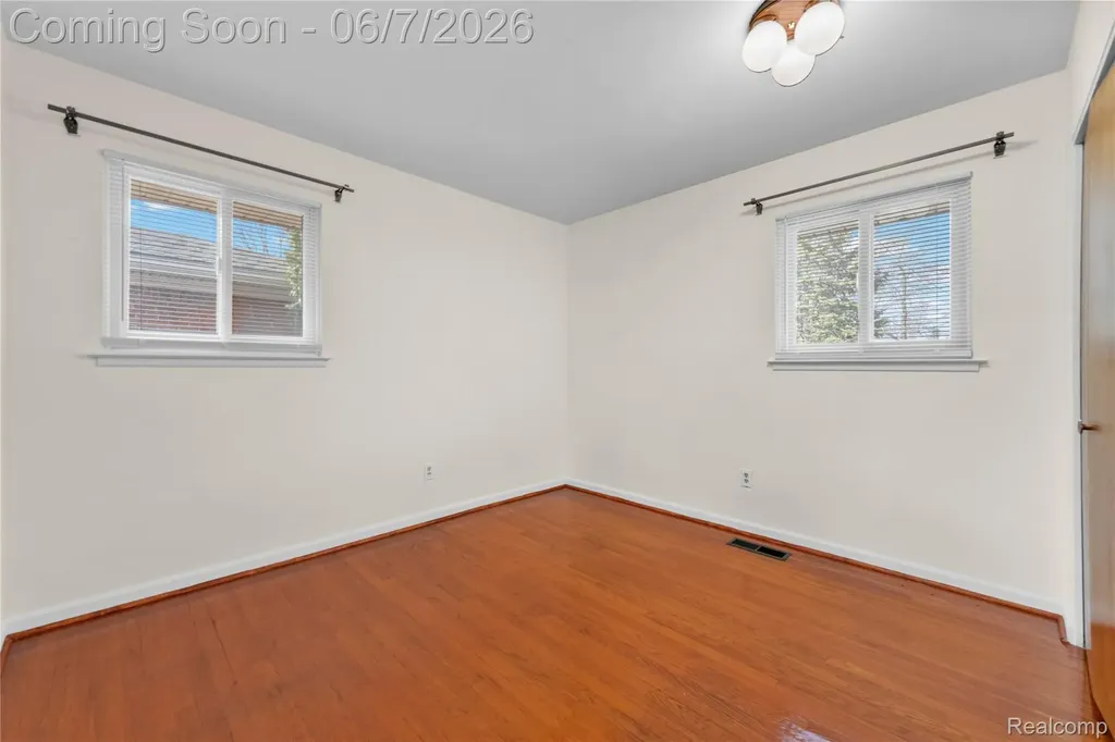 28031 Lorraine Avenue Warren City MI 48093
