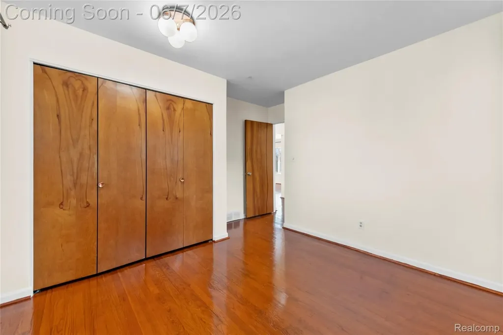 28031 Lorraine Avenue Warren City MI 48093