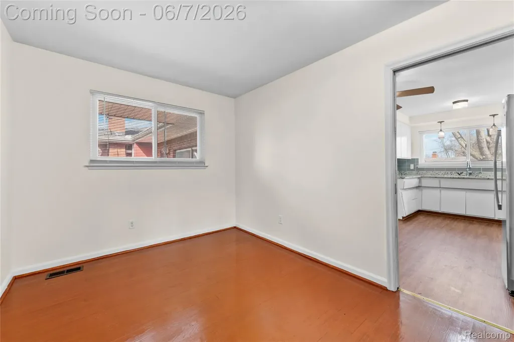 28031 Lorraine Avenue Warren City MI 48093