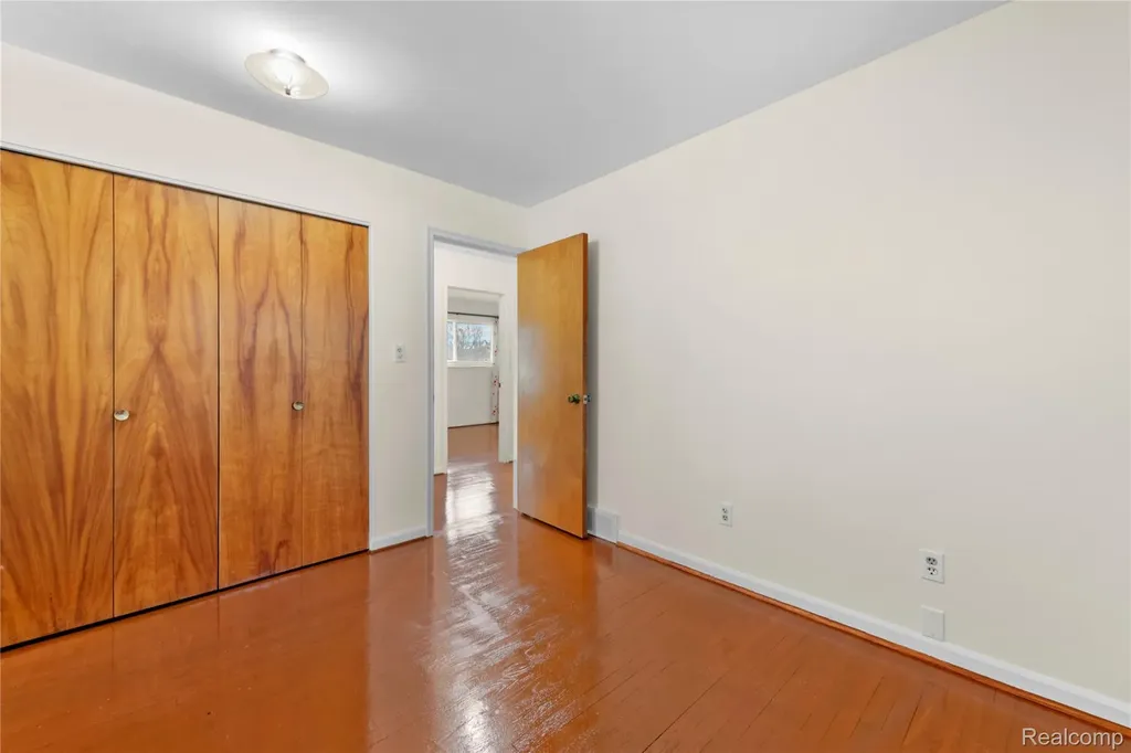 28031 Lorraine Avenue Warren City MI 48093