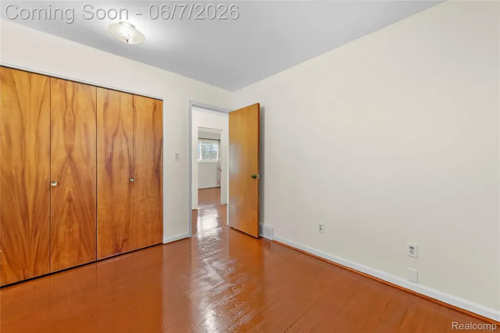 28031 Lorraine Avenue Warren City MI 48093