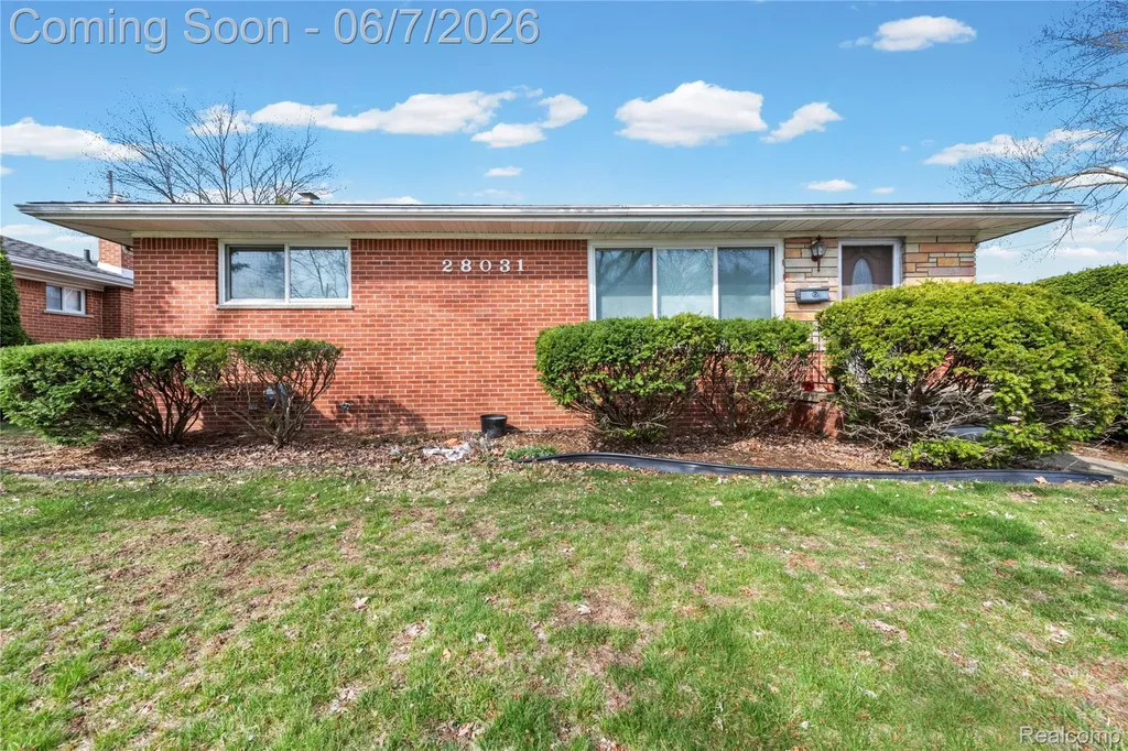 28031 Lorraine Avenue Warren City MI 48093