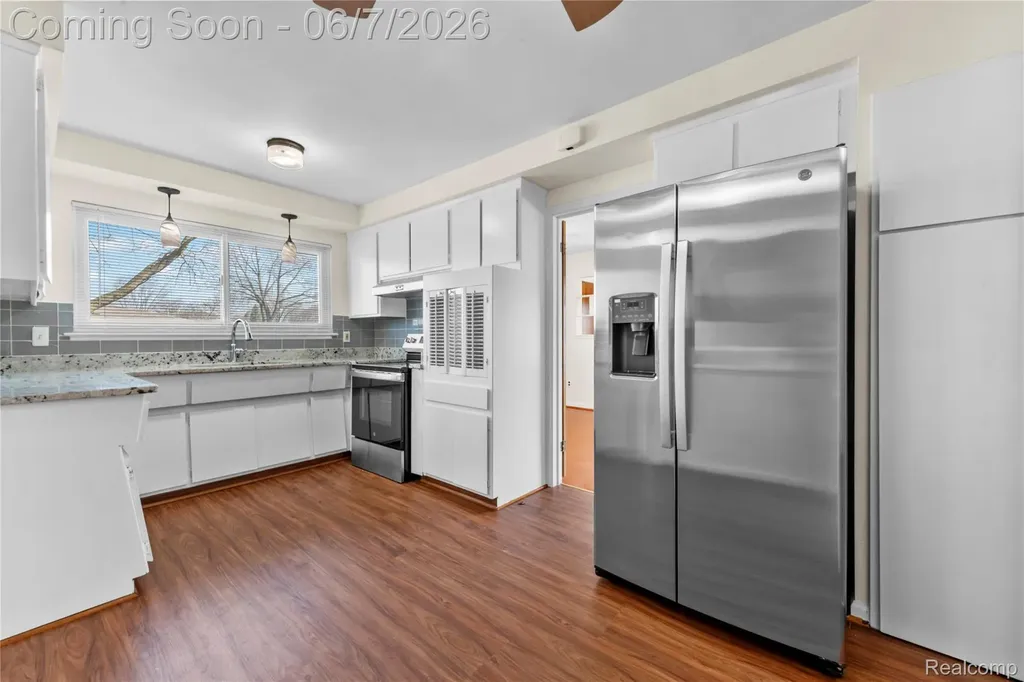 28031 Lorraine Avenue Warren City MI 48093