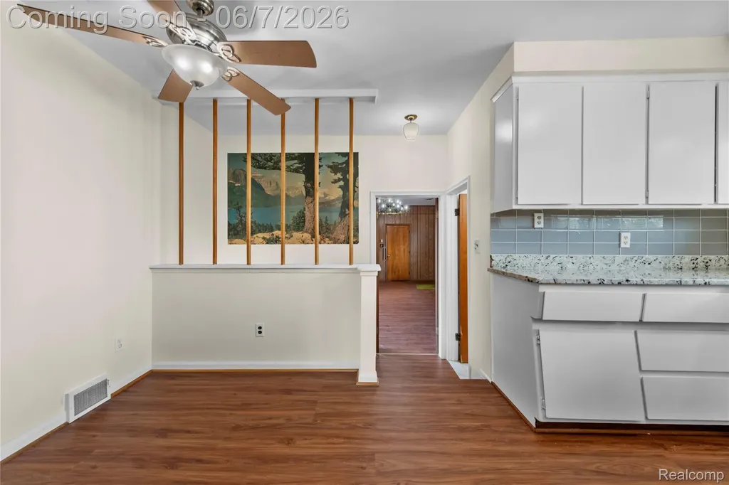 28031 Lorraine Avenue Warren City MI 48093