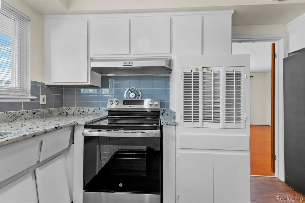 28031 Lorraine Avenue Warren City MI 48093