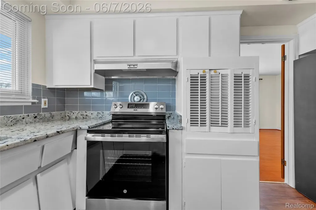 28031 Lorraine Avenue Warren City MI 48093