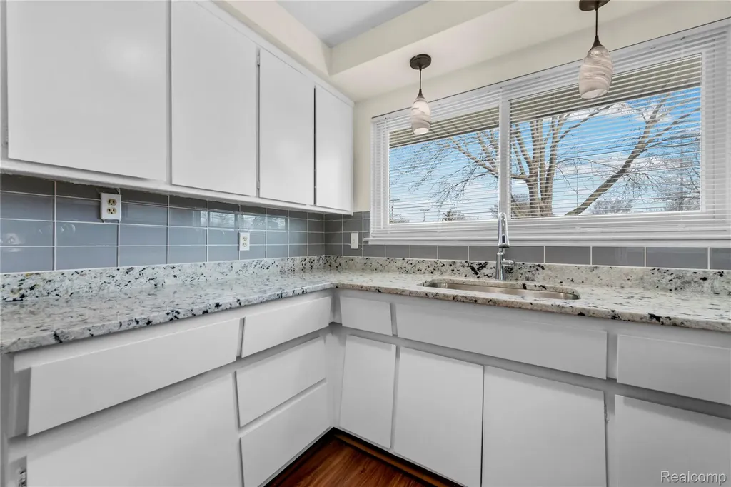 28031 Lorraine Avenue Warren City MI 48093