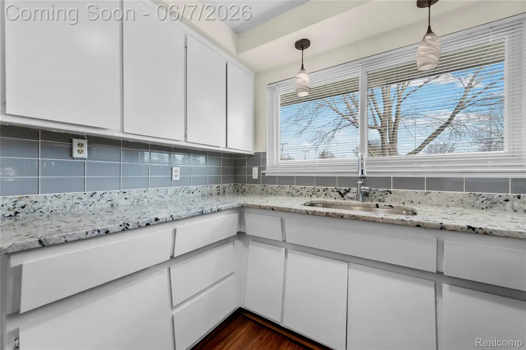 28031 Lorraine Avenue Warren City MI 48093