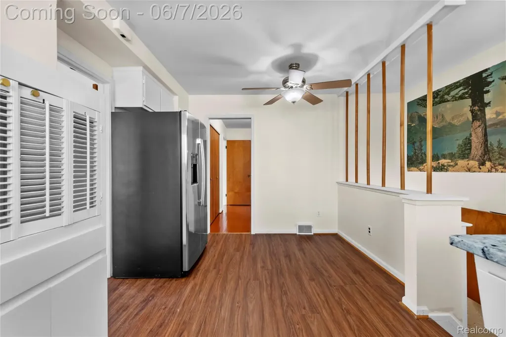 28031 Lorraine Avenue Warren City MI 48093