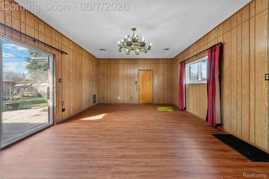 28031 Lorraine Avenue Warren City MI 48093