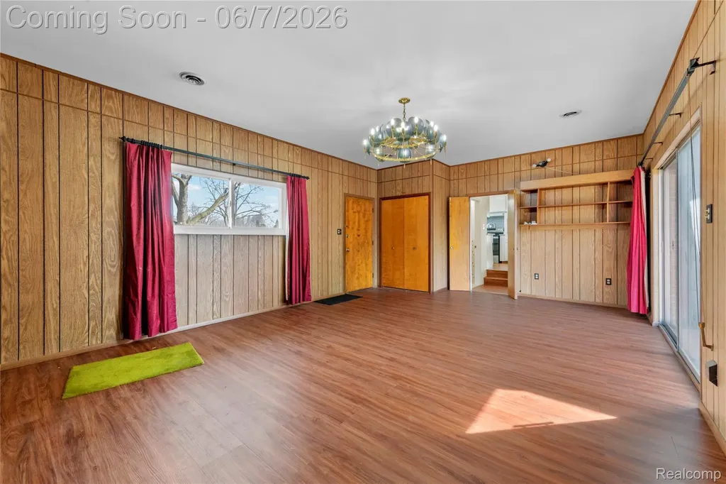 28031 Lorraine Avenue Warren City MI 48093