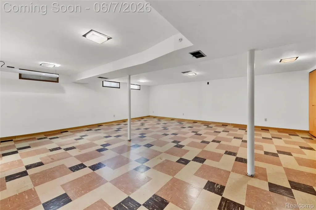 28031 Lorraine Avenue Warren City MI 48093
