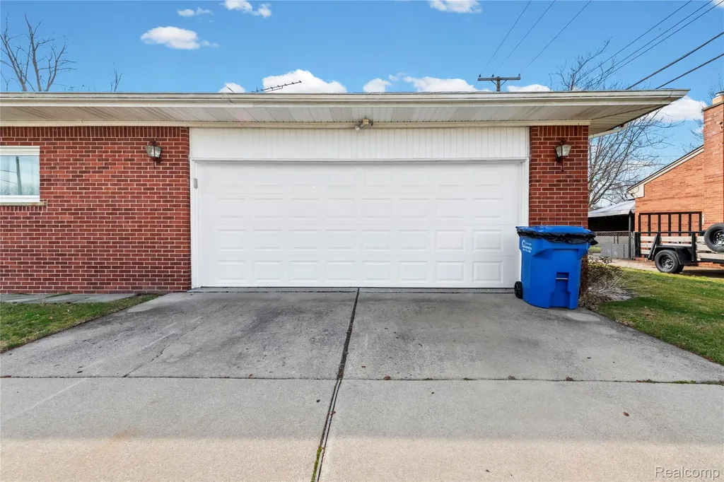 28031 Lorraine Avenue Warren City MI 48093