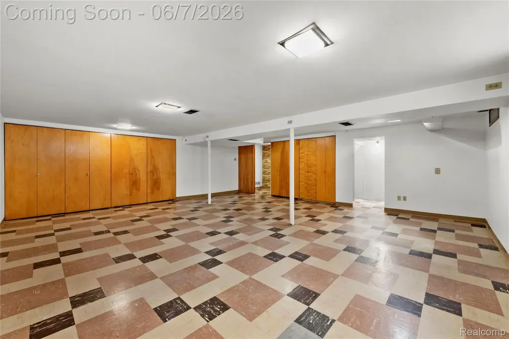 28031 Lorraine Avenue Warren City MI 48093