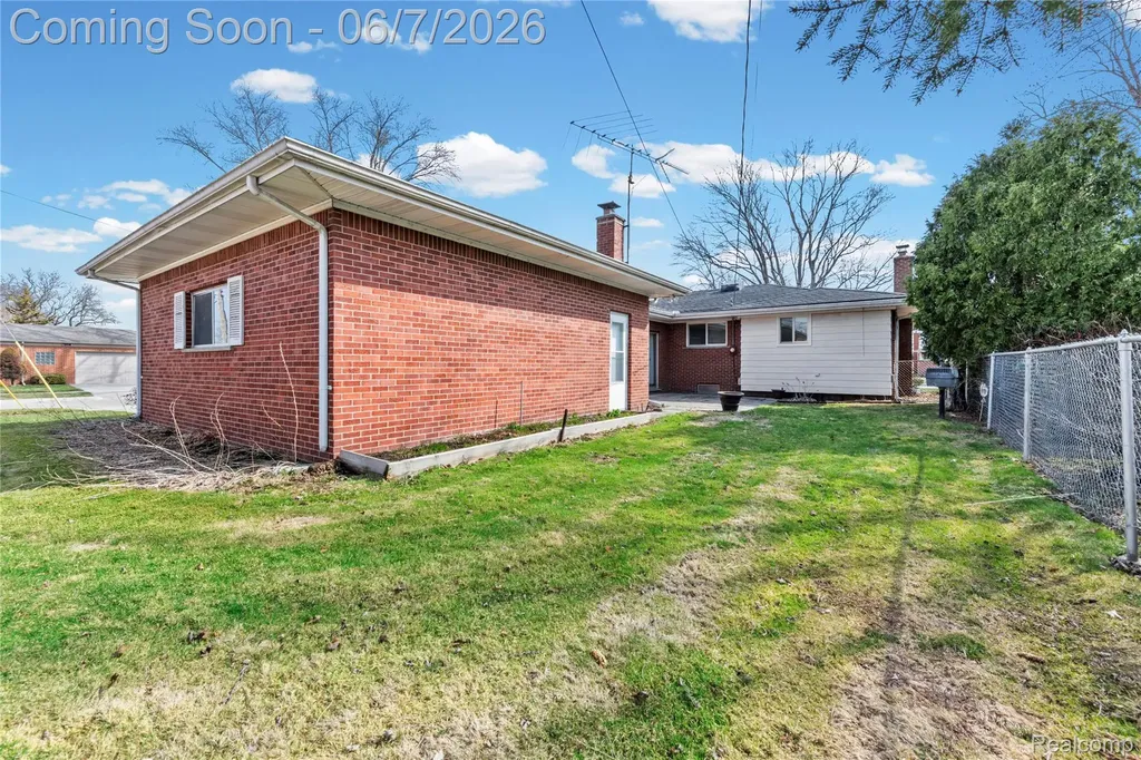 28031 Lorraine Avenue Warren City MI 48093