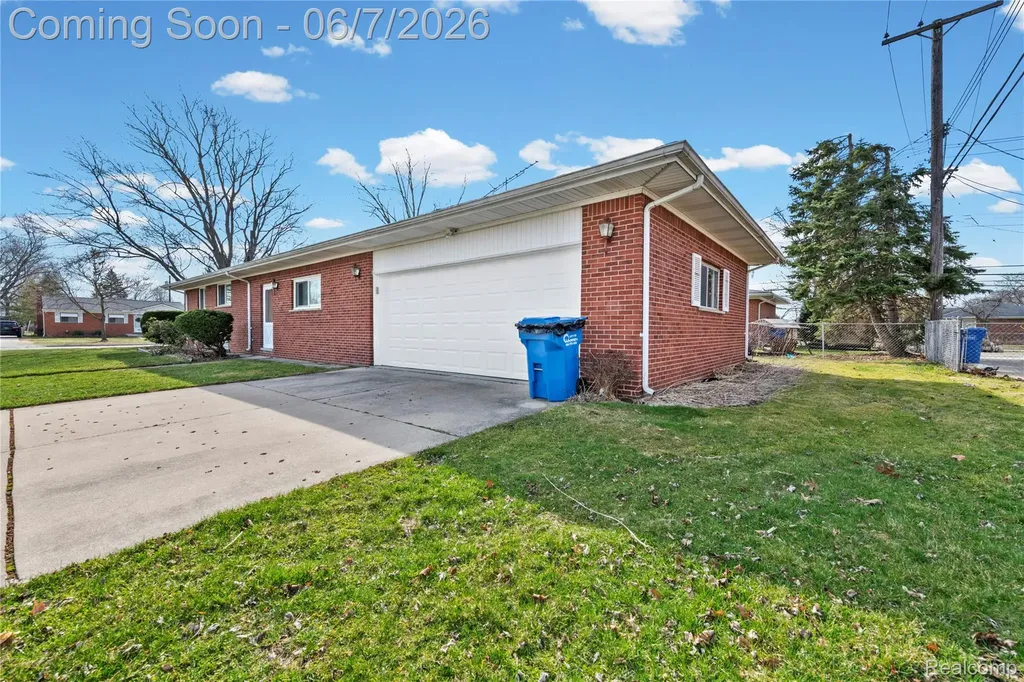 28031 Lorraine Avenue Warren City MI 48093