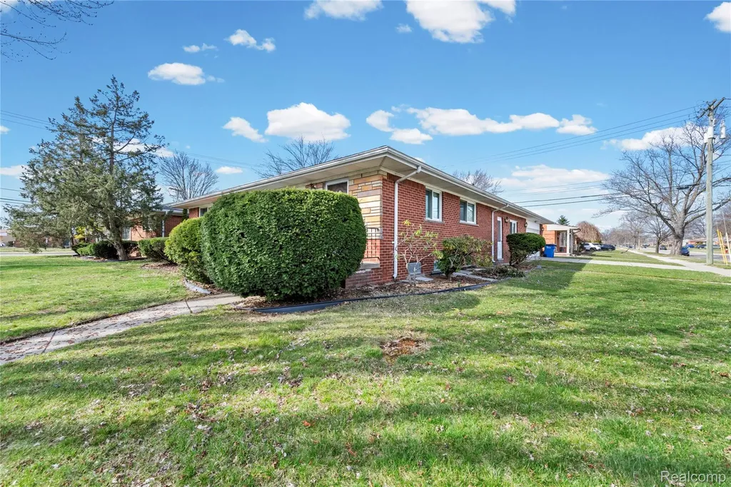 28031 Lorraine Avenue Warren City MI 48093
