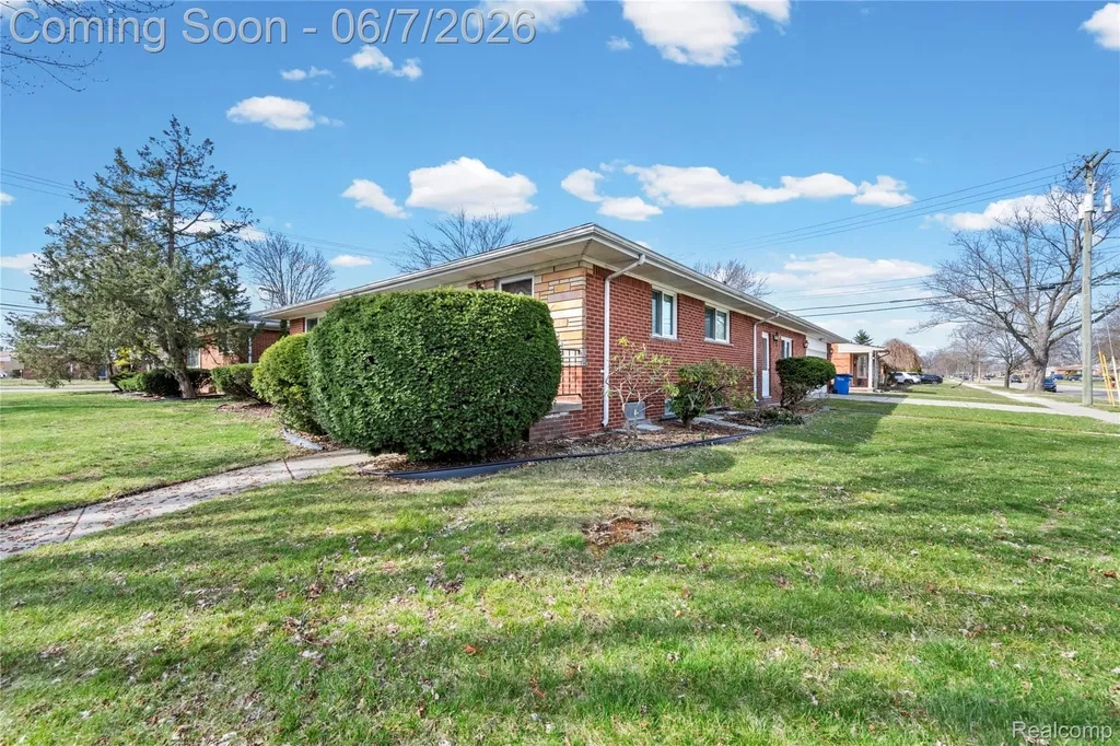 28031 Lorraine Avenue Warren City MI 48093