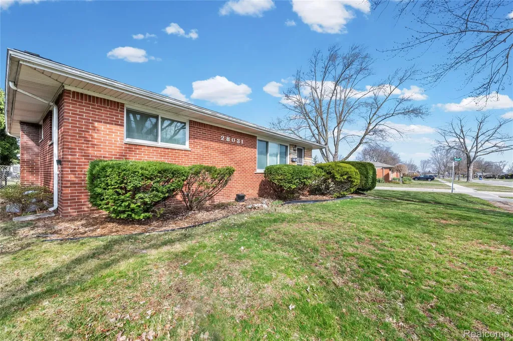 28031 Lorraine Avenue Warren City MI 48093