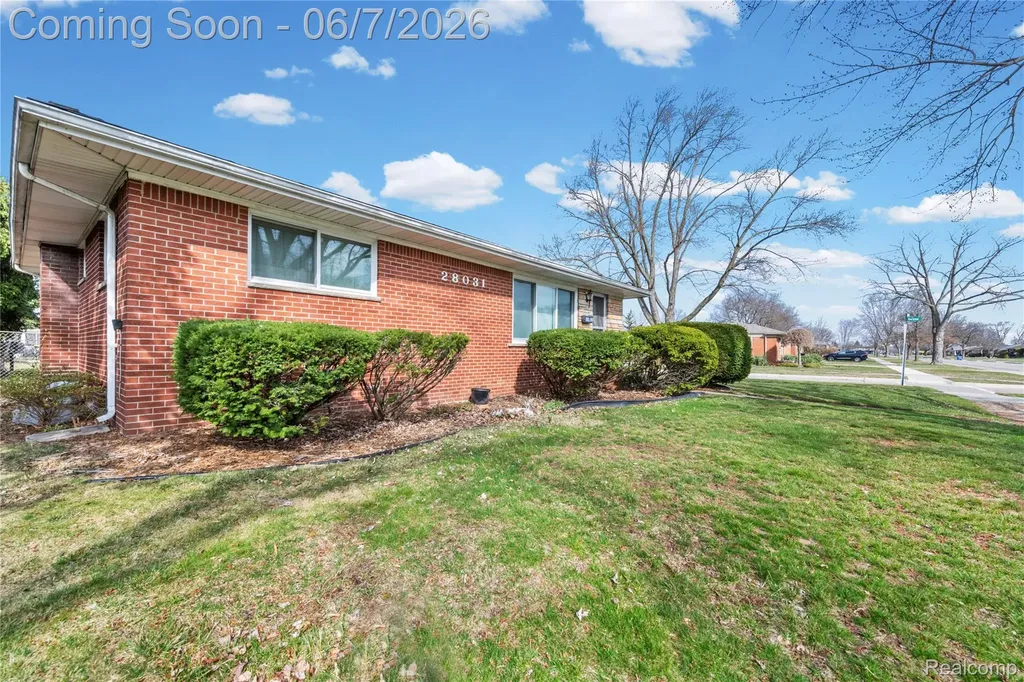 28031 Lorraine Avenue Warren City MI 48093