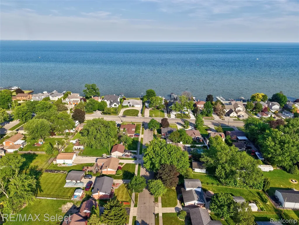 24050 Lakewood Street St. Clair Shores City MI 48082