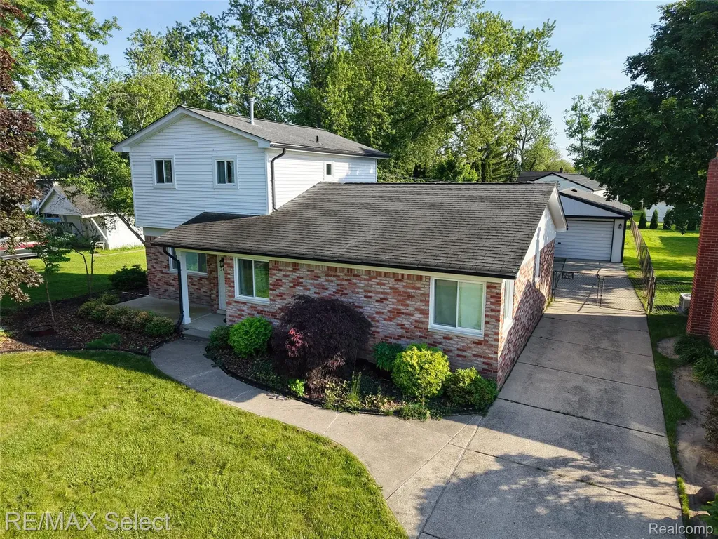 24050 Lakewood Street St. Clair Shores City MI 48082
