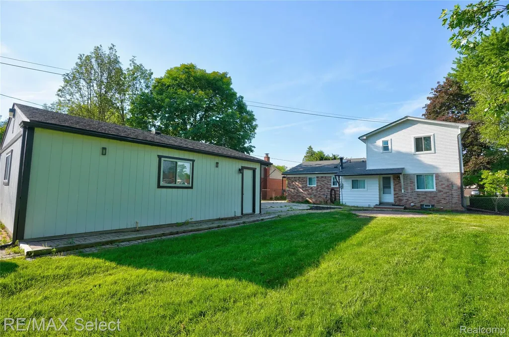 24050 Lakewood Street St. Clair Shores City MI 48082