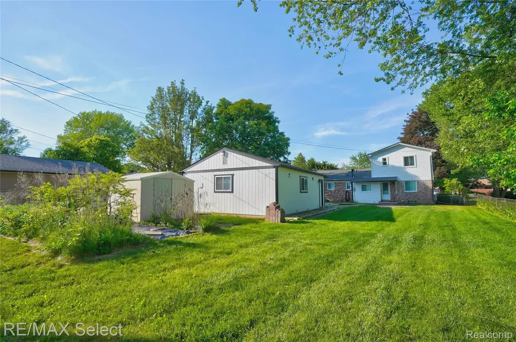 24050 Lakewood Street St. Clair Shores City MI 48082
