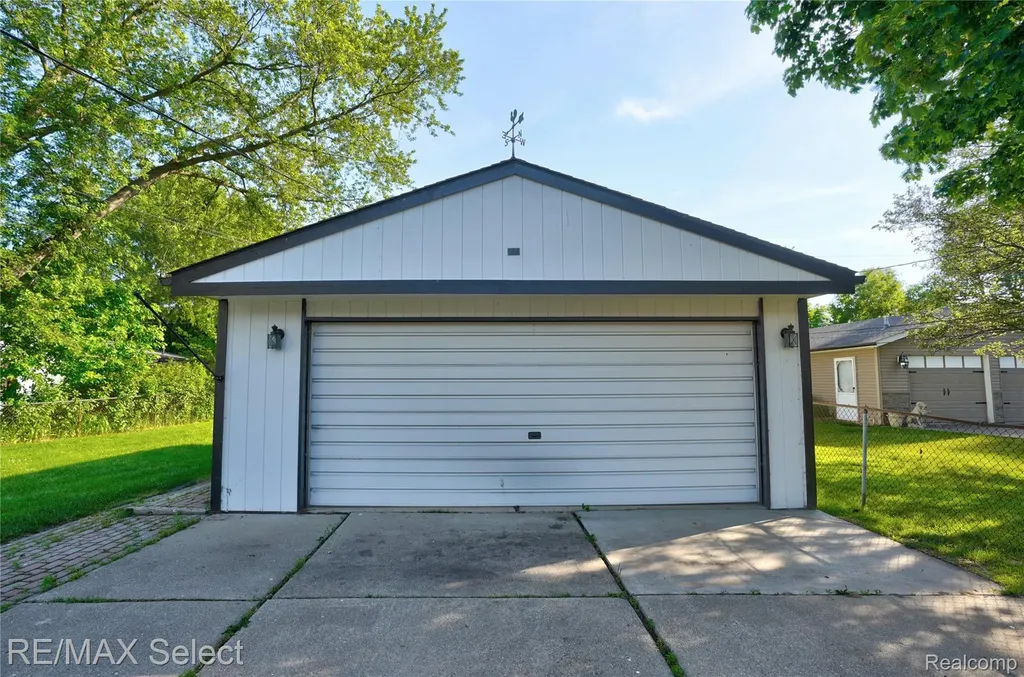 24050 Lakewood Street St. Clair Shores City MI 48082