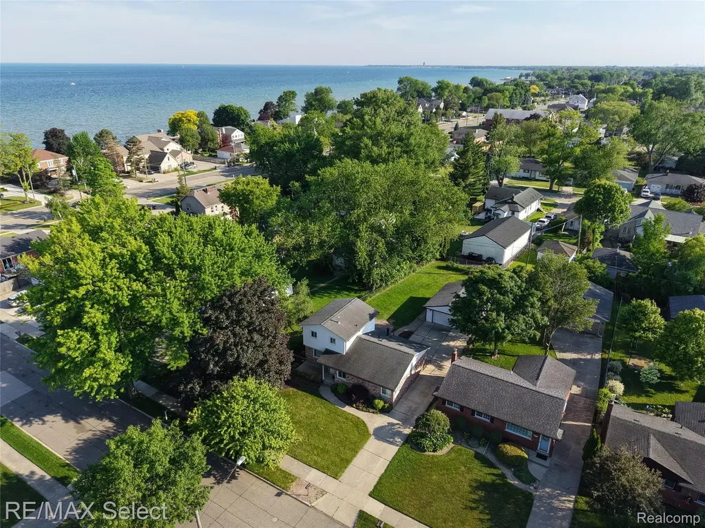 24050 Lakewood Street St. Clair Shores City MI 48082