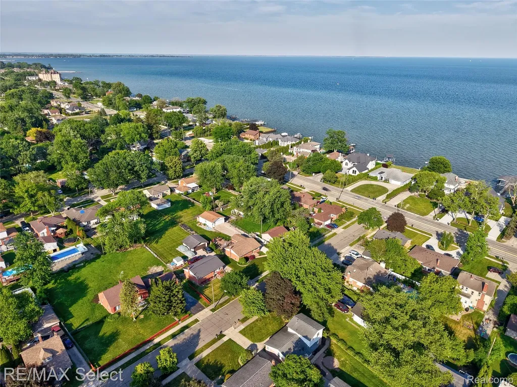 24050 Lakewood Street St. Clair Shores City MI 48082