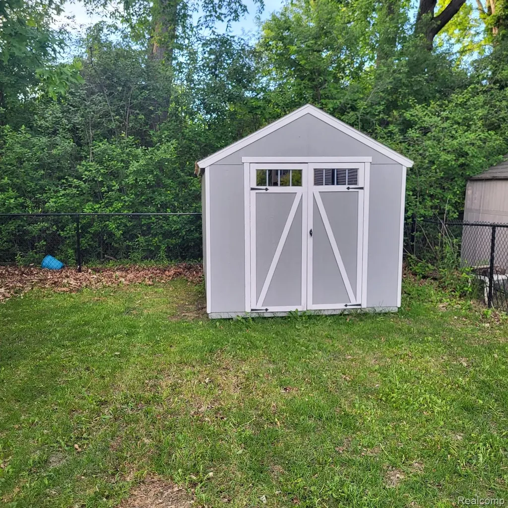 33520 Birchlawn Westland City MI 48185