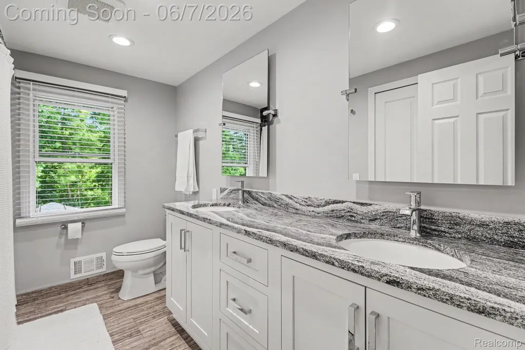 4071 Shore Crest Drive West Bloomfield Charter Township MI 48323