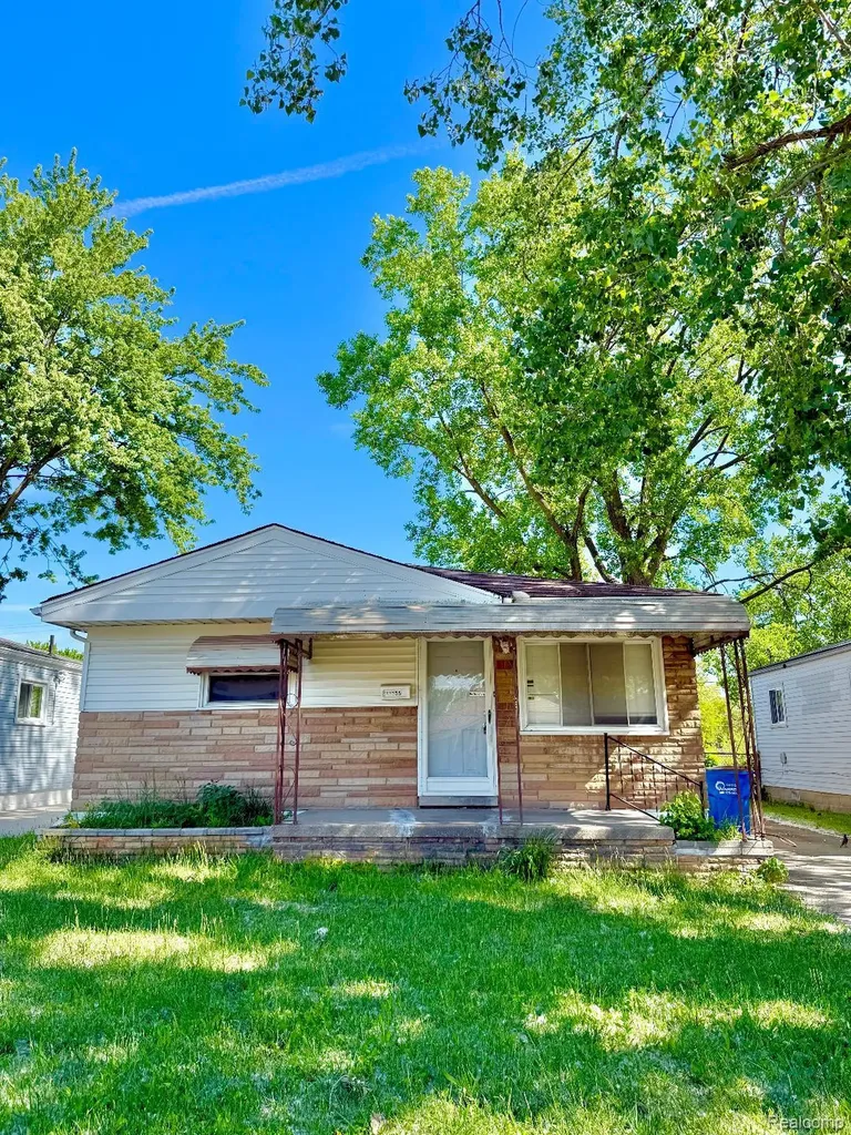 13335 Charlotte Avenue Warren City MI 48089