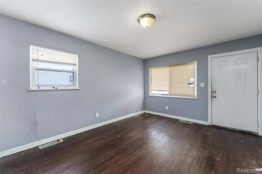 13335 Charlotte Avenue Warren City MI 48089