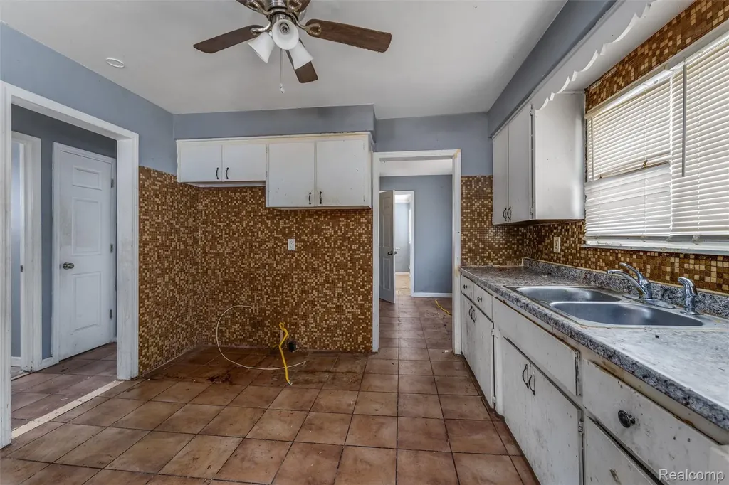 13335 Charlotte Avenue Warren City MI 48089