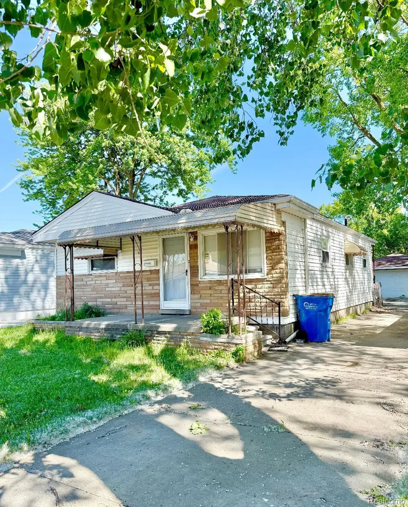 13335 Charlotte Avenue Warren City MI 48089